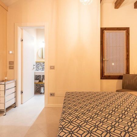 Dreamy Apartment Tre Corone Old Town Desenzano del Garda Buitenkant foto