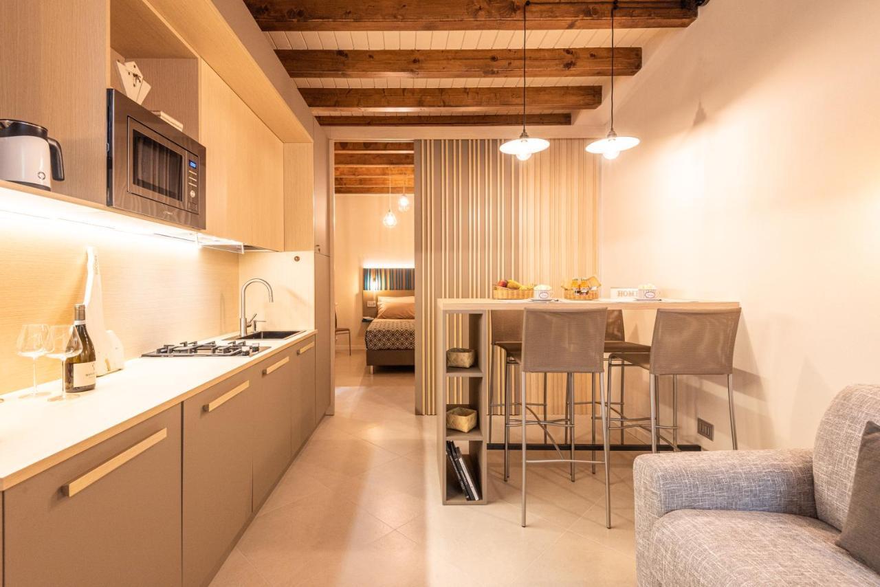 Dreamy Apartment Tre Corone Old Town Desenzano del Garda Buitenkant foto